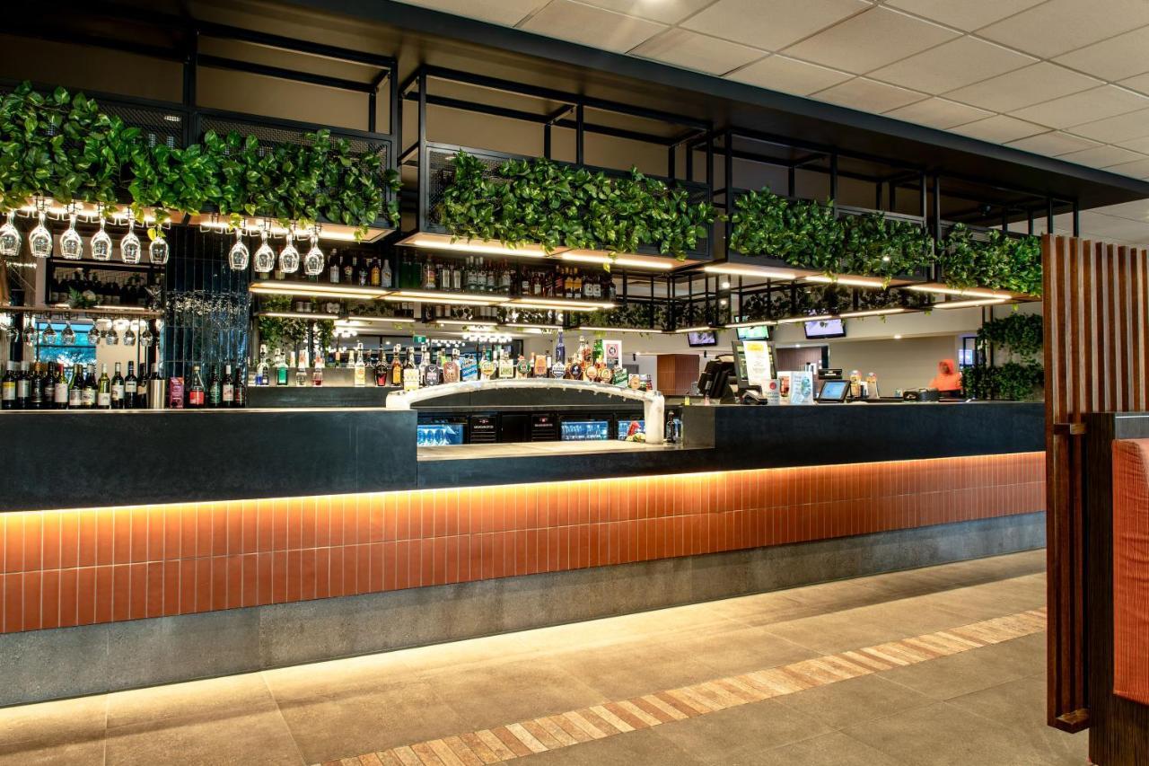 Young Federation Motor Inn And Services Club Екстериор снимка