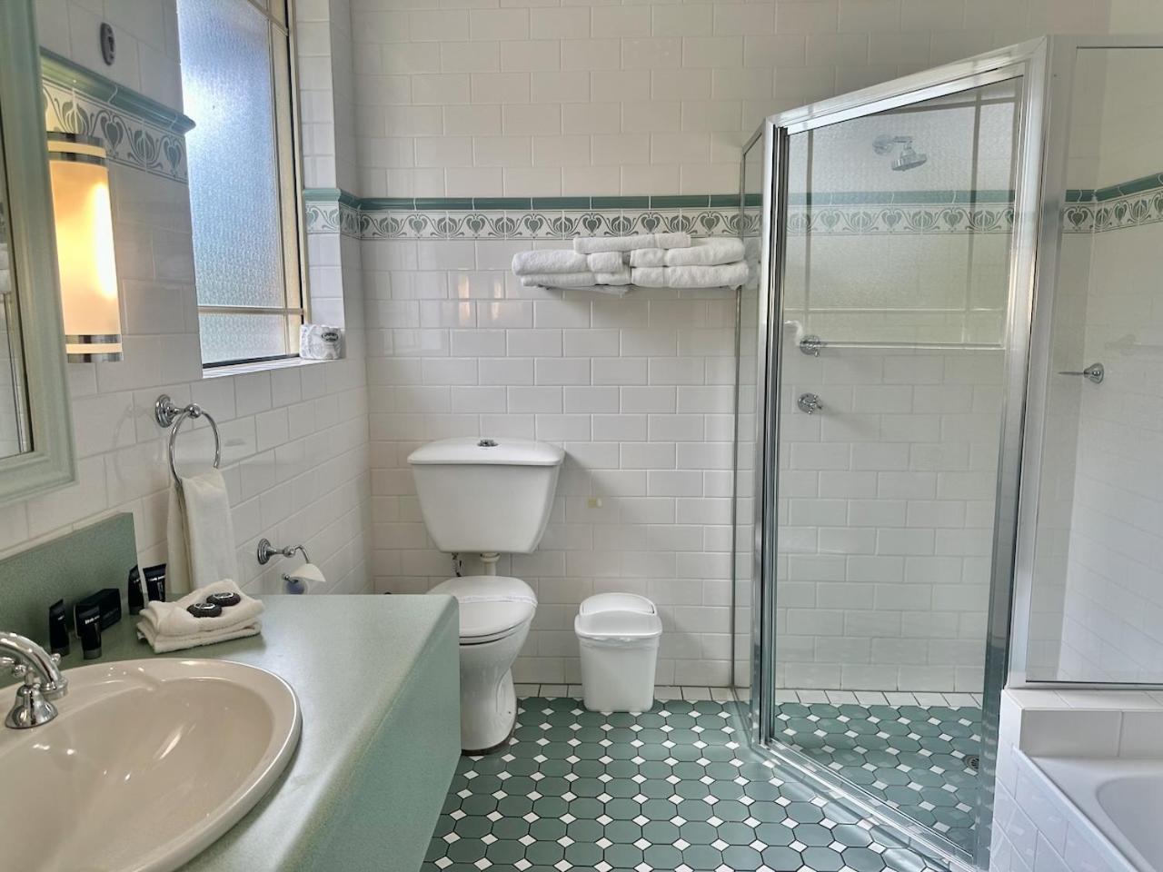Young Federation Motor Inn And Services Club Екстериор снимка